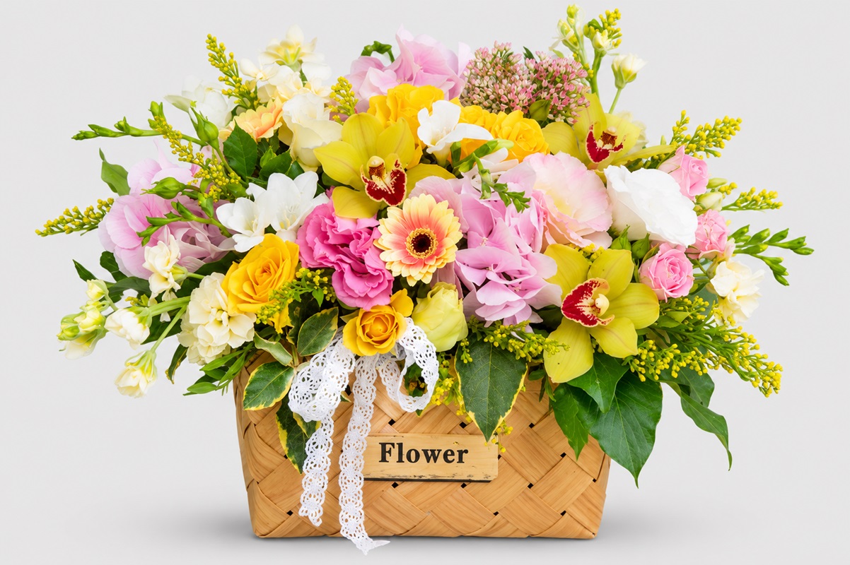 aranjament floral in cos cu orhidee si hortensii