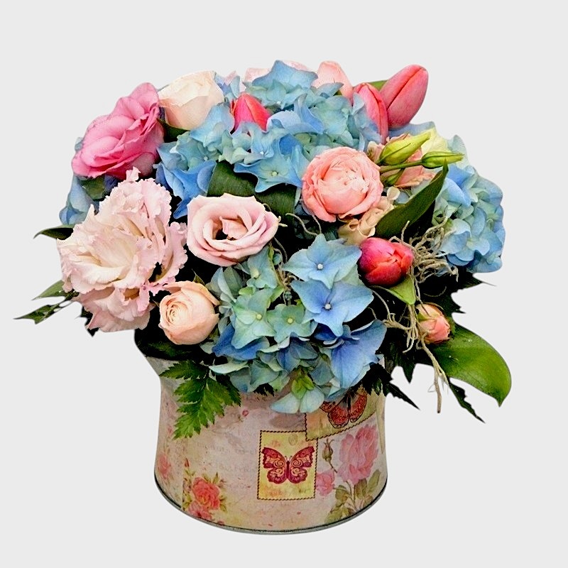 aranjament floral in stropitoare cu hortensii albastre si lalele roz