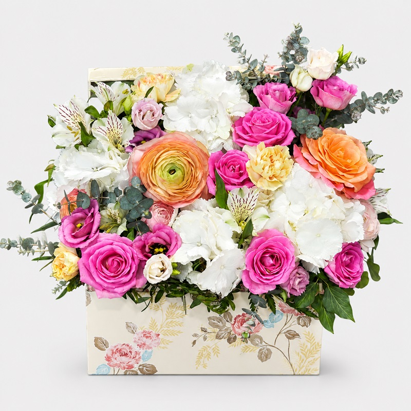 Aranjament floral cu hortensii si trandafiri Cutie cu nuante de roz