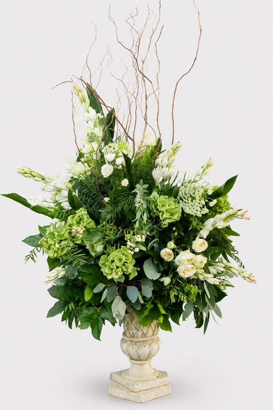 Aranjament floral eveniment in amfora cu flori albe si verzi