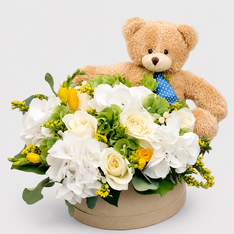 Aranjament floral nou-nascut cu hortensii si frezii Teddy Bear