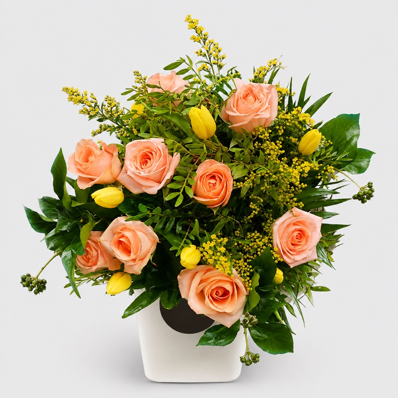 buchet cadou cu trandafiri peach si lalele galbene