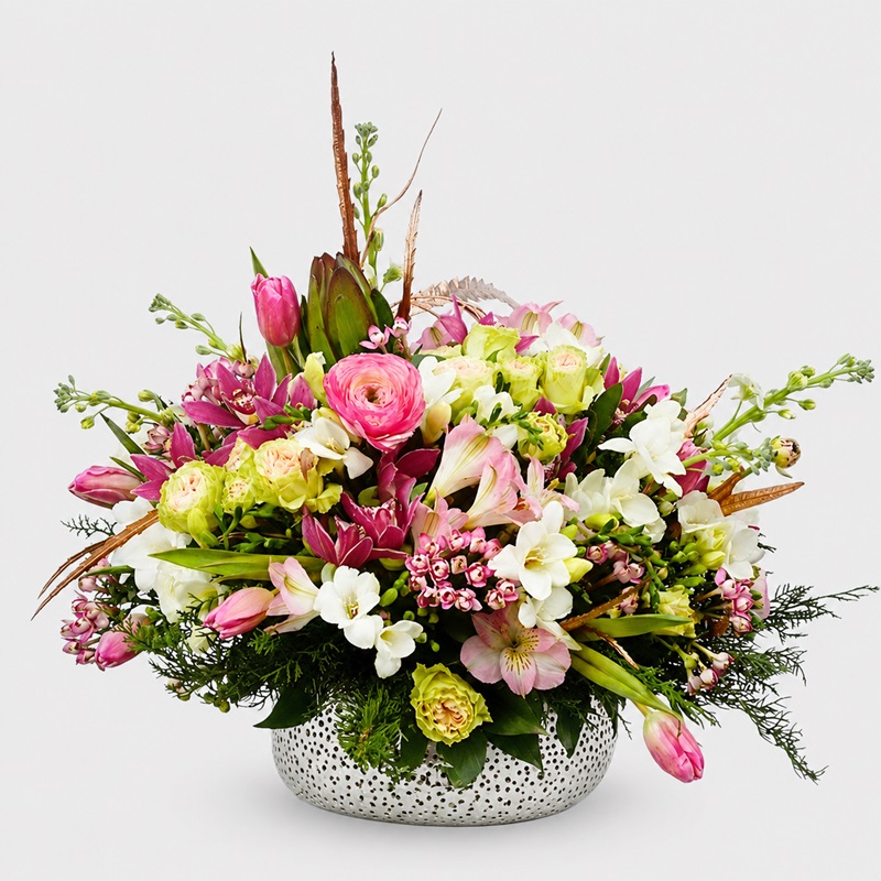 Aranjament cadou cu orhidee, miniroze si ranunculus Pink Mood