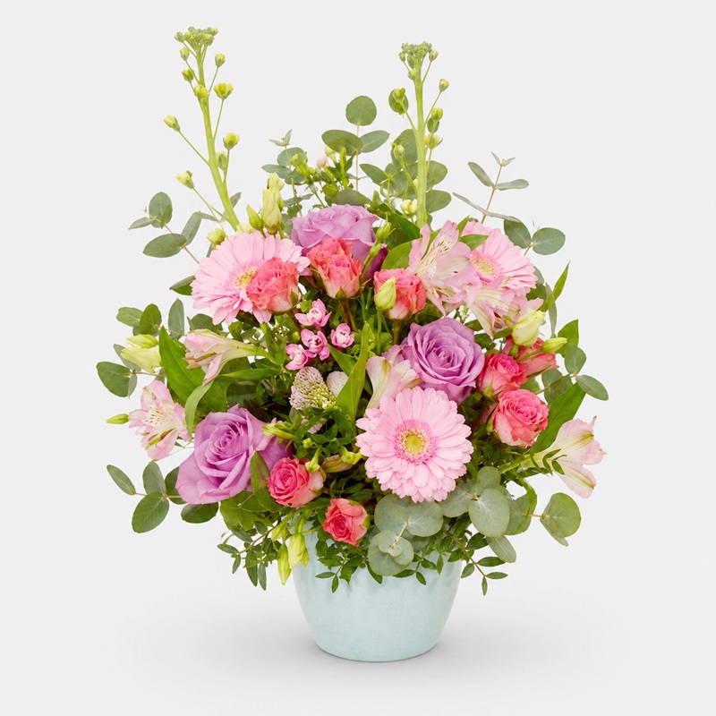 Aranjament floral cu trandafiri si mathiolla Roz Incantator