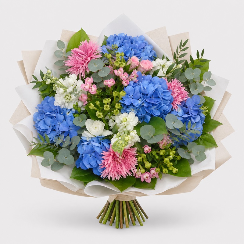 Buchet de flori cu hortensie albastra si frezii albe