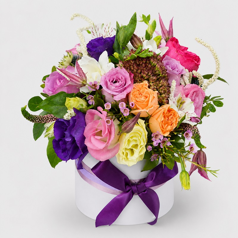 aranjament floral in cutie cu trandafiri si lisianthus