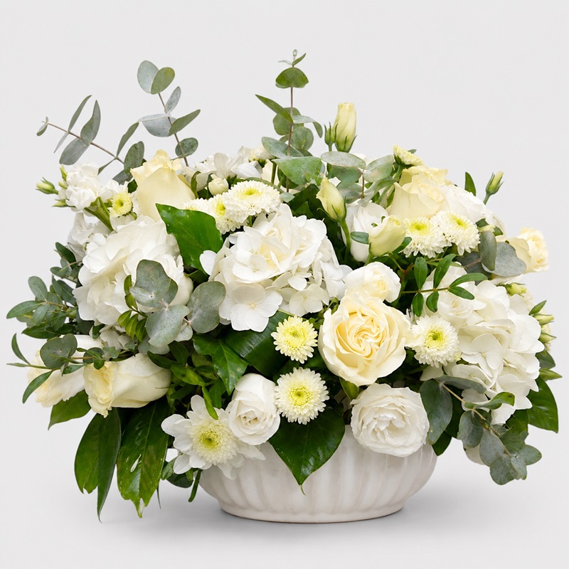 Aranjament floral cu trandafiri si hortensii Pure White
