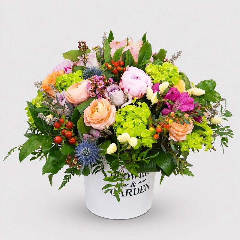 Aranjament cadou cu hortensii, trandafiri si ranunculus Purple Blush