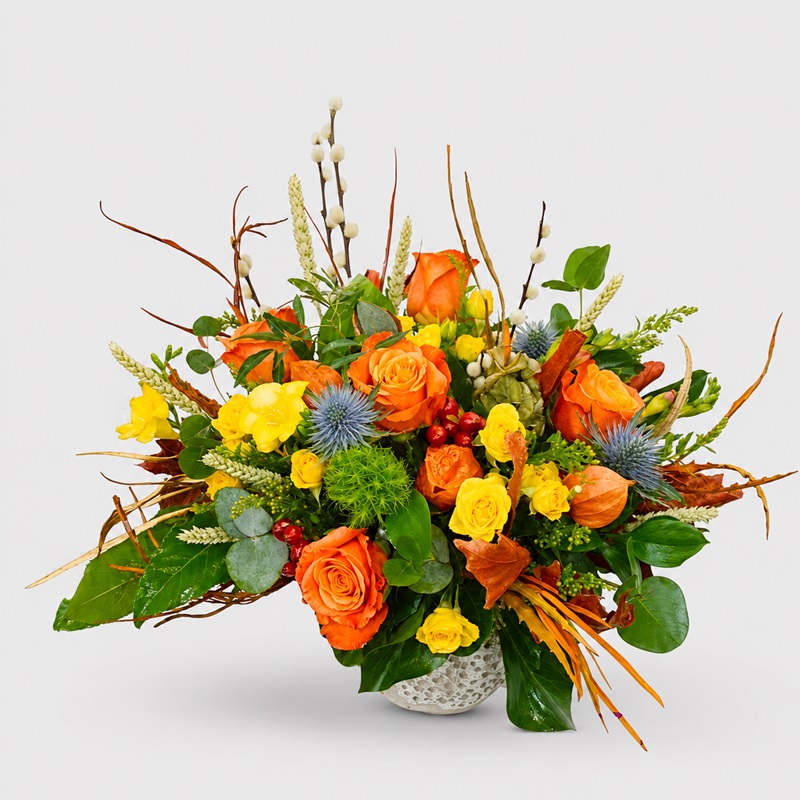 Aranjament floral cu trandafiri si frezii Nopti de Vara