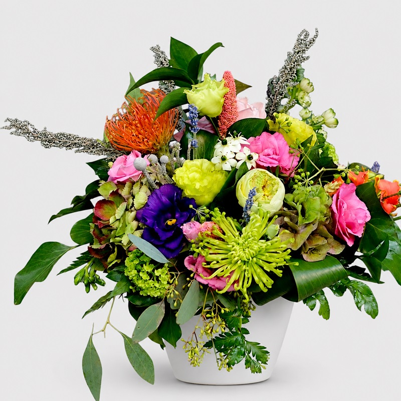 Aranjament floral cu miniroze si protea Sfarsit de Vara