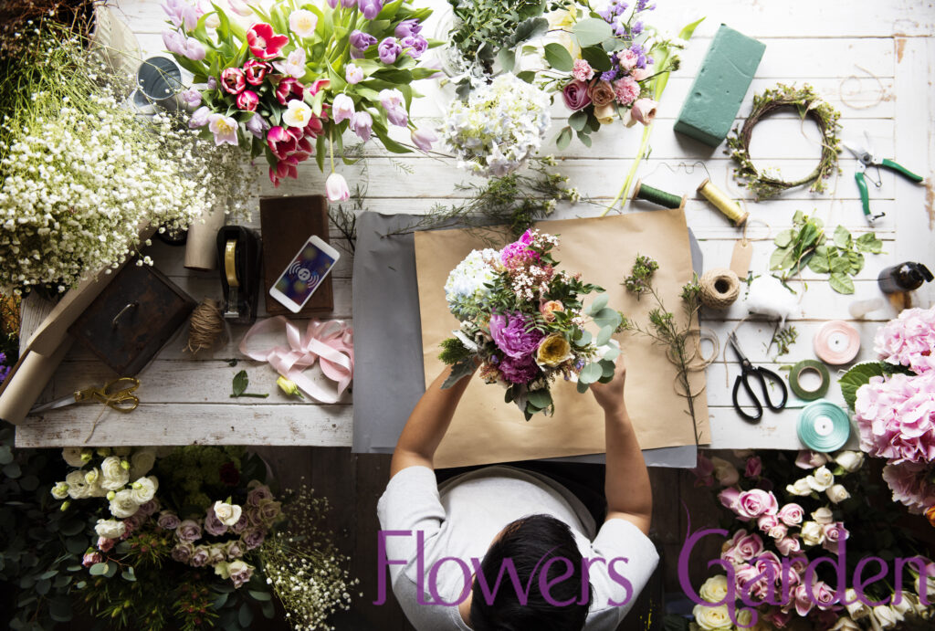 florist lucrand la un buchet de flori in atelier