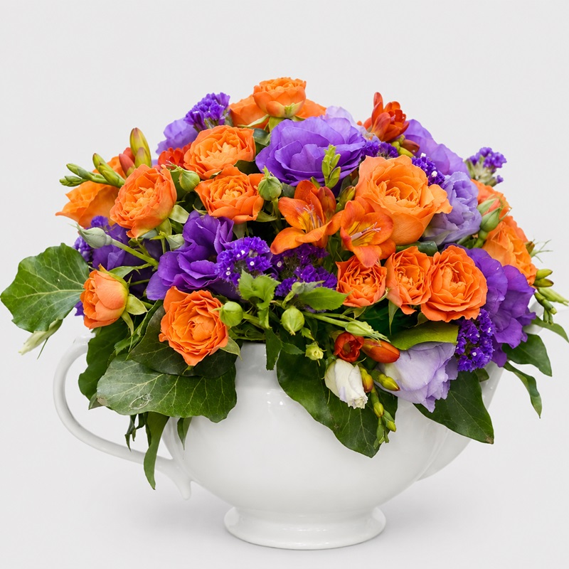 aranjament floral in ceainic cu miniroze si frezii orange