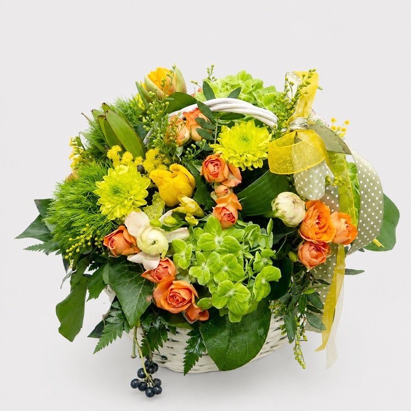 aranjament floral in cos cu hortensii, miniroze si ranunculus