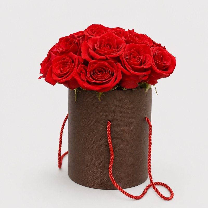 aranjament floral cutie cu trandafiri rosii