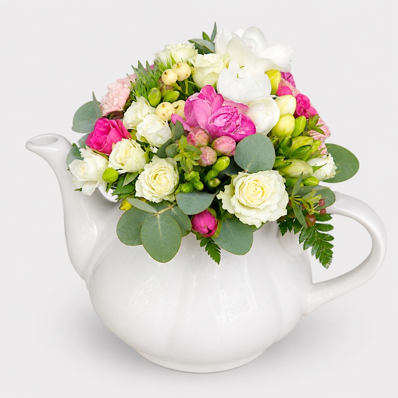 aranjament floral in ceainic cu frezii si miniroze albe Primavara roz