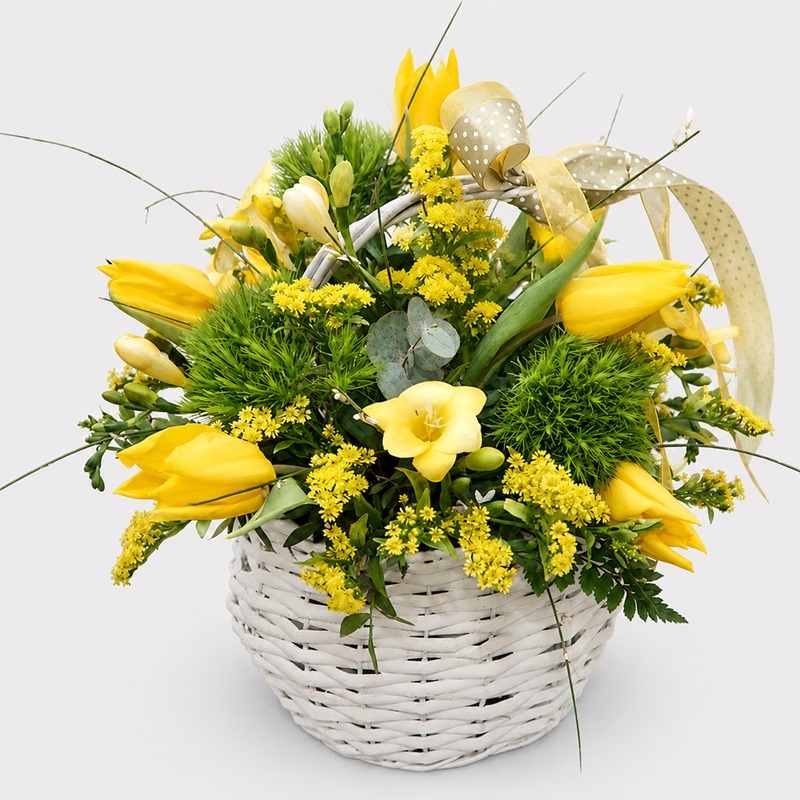 aranjament floral in cos cu lalele galbene