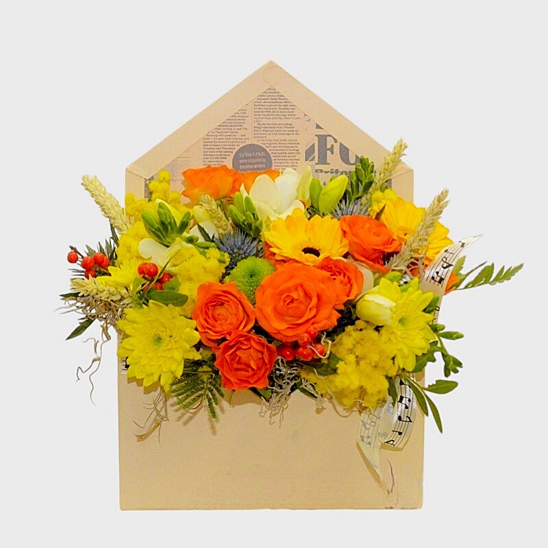 Aranjament floral in plic galben orange