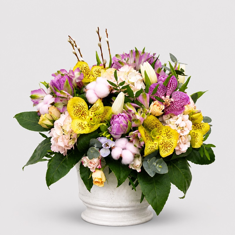 Aranjament floral cu lalele si orhidee vanda Delicatete