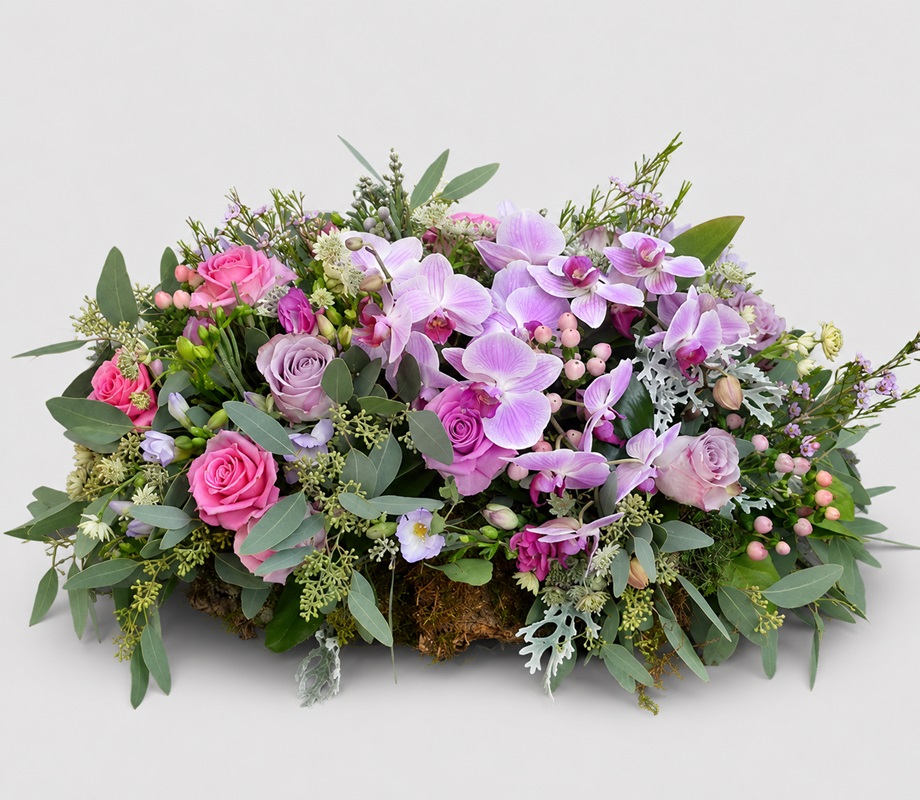 Aranjament floral cu trandafiri si orhidee Gradina Delicata