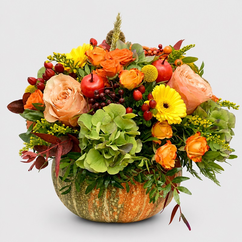 Aranjament floral in dovleac cu trandafiri, hortensii si miniroze Belsug de toamna