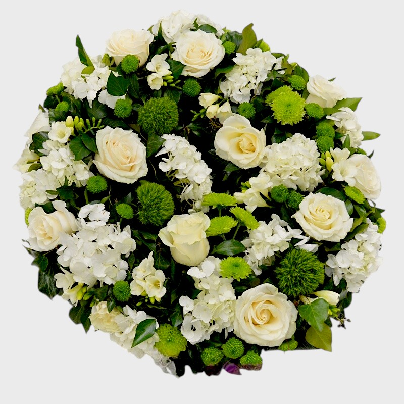 Coroana funerara cu trandafiri si hortensii albe