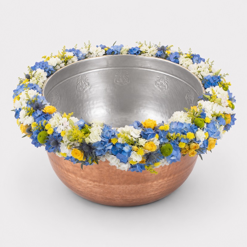 decor cristelnita cu hortensii albastre si albe, miniroze galbene