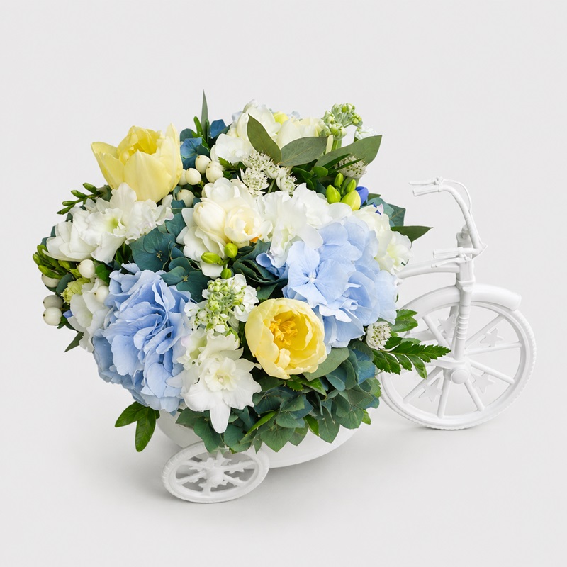 Aranjament floral in bicicleta cu lalele si frezii "Dimineata la mare"
