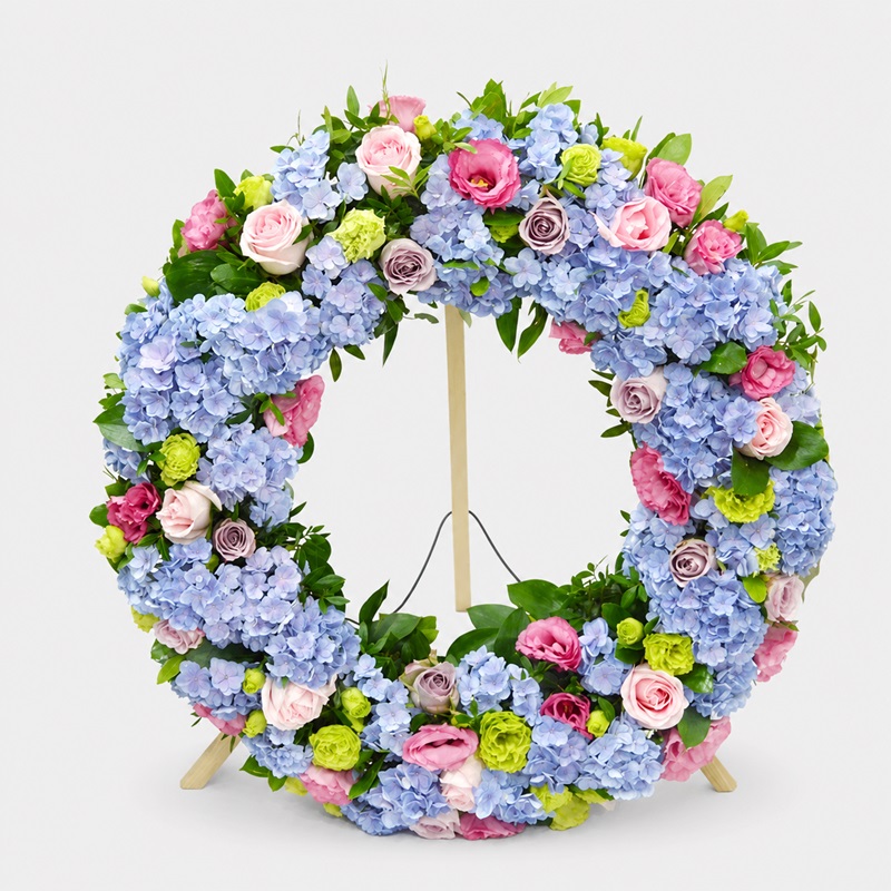 coroana funerara cu picior cu hortensii si trandafiri