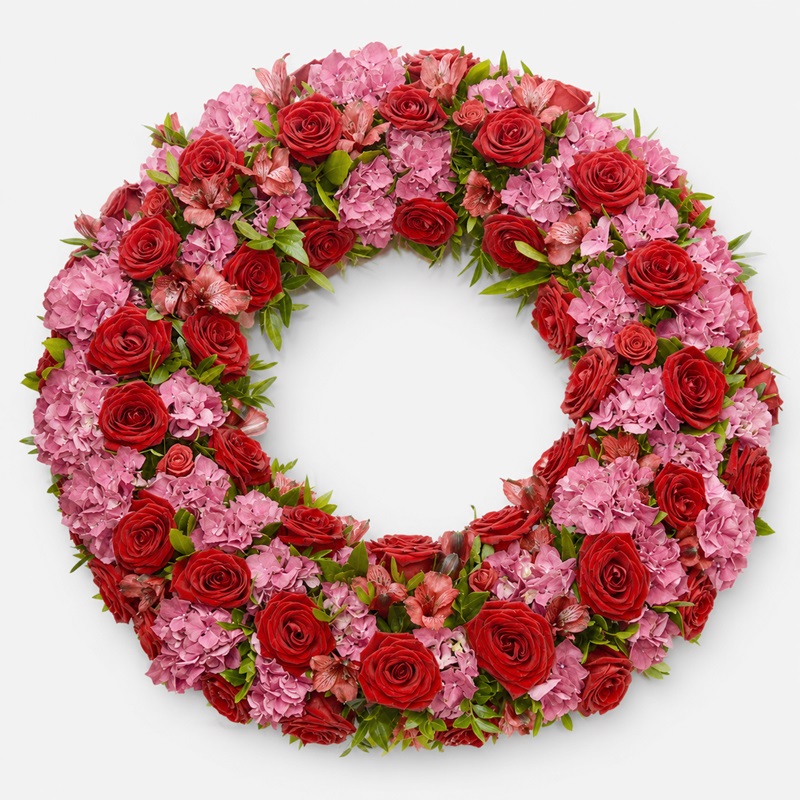 Coroana funerara cu hortensii si trandafiri rosii