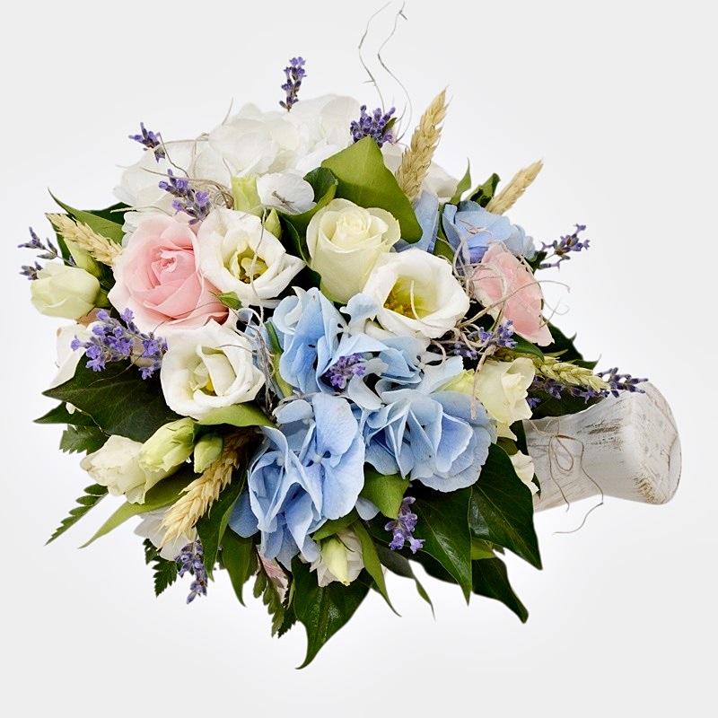 Aranjament in stropitoare cu hortensii si lisianthus - imagine 2