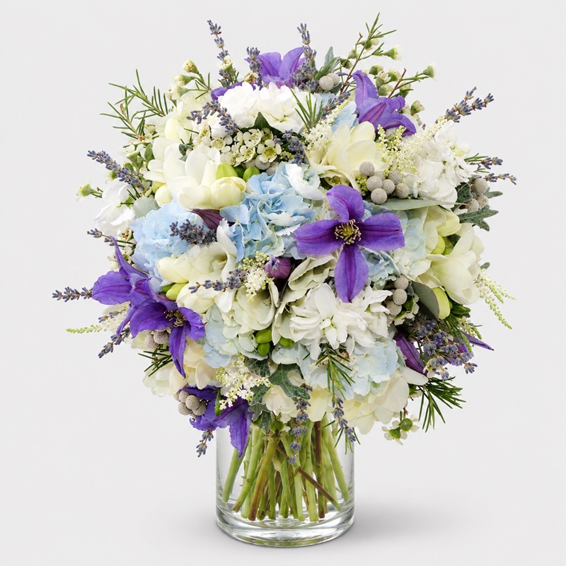 Buchet de mireasa cu hortensii albe si bleu, frezii albe si levantica