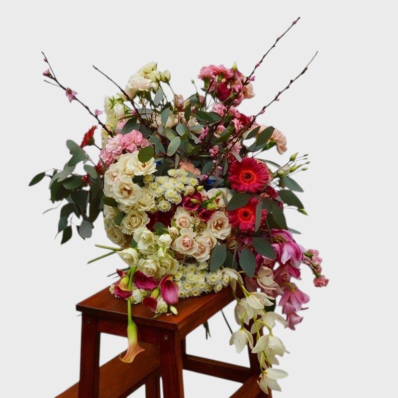 buchet mare cu orhidee, cale, trandafiri