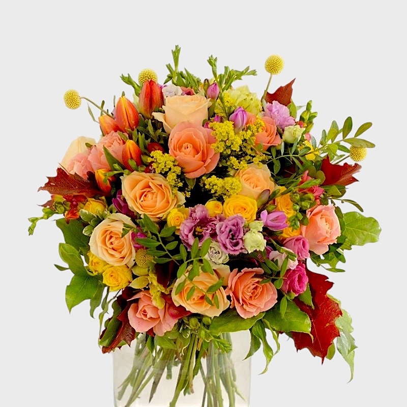 buchet de flori tomnatic cu trandafiri si frezii