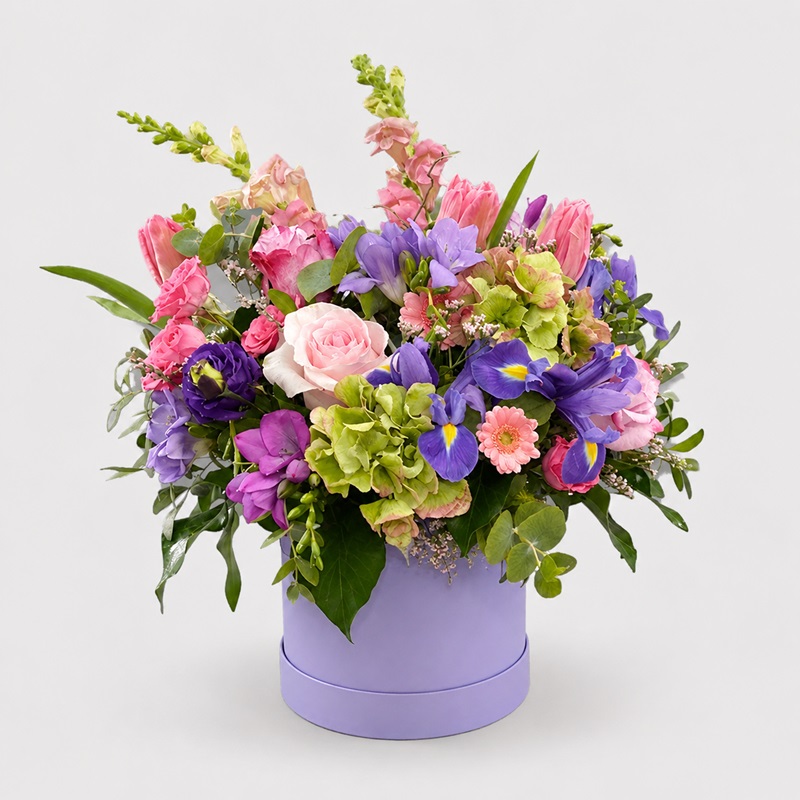 Aranjament floral cu lalele, frezii si irisi Primavara cu Parfum