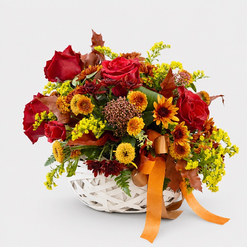 Aranjament floral in cos cu trandafiri si miniroze Toamna Frumoasa