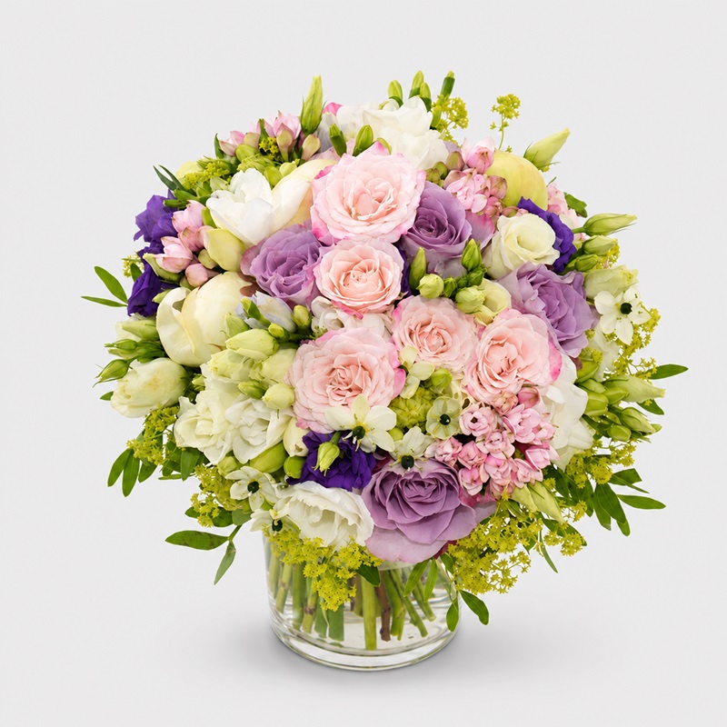 Buchet de mireasa cu trandafiri, lisianthus si frezii