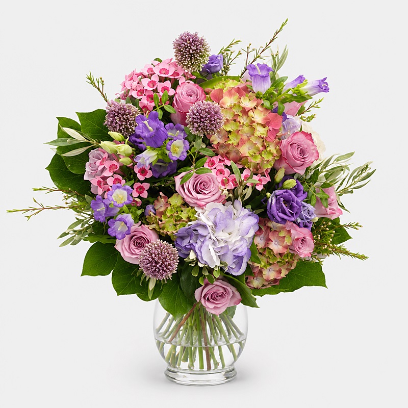 Buchet pastel cu trandafiri roz, hortensii și flori mov
