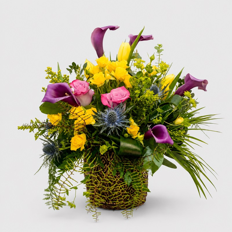 Aranjament floral cu cale mov si lalele galbene