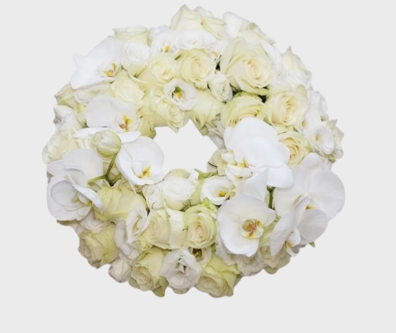 Coroana funerara rotunda cu trandafiri si orhidee phalaenopsis