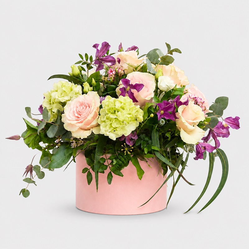 Aranjament floral cu trandafiri si mini hortensii