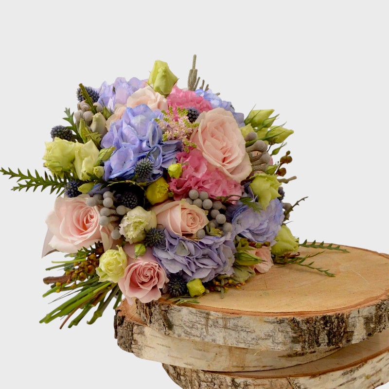 buchet de mireasa cu trandafiri roz si hortensii albastre
