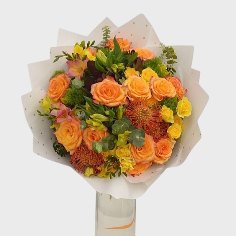 Buchet cadou cu trandafiri portocalii si miniroze galbene Say Yes To Orange