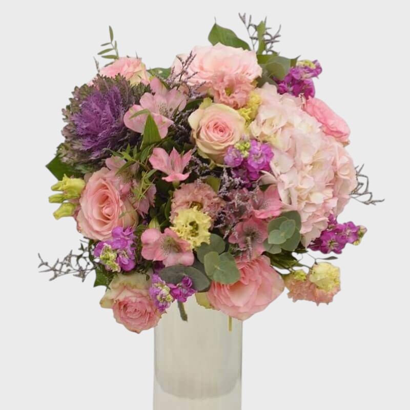Buchet de flori cu hortensii, trandafiri si mathiolla