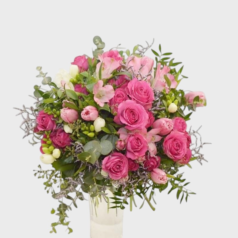 Buchet floral cadou cu frezii, lalele si miniroze