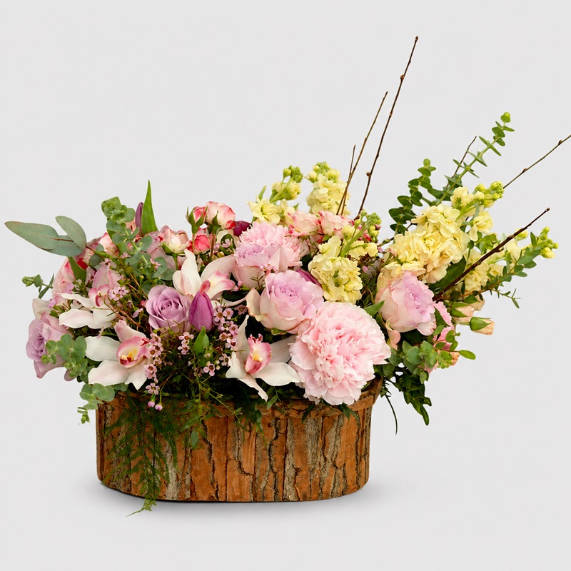aranjament floral in scoarta cu lalele mov si trandafiri
