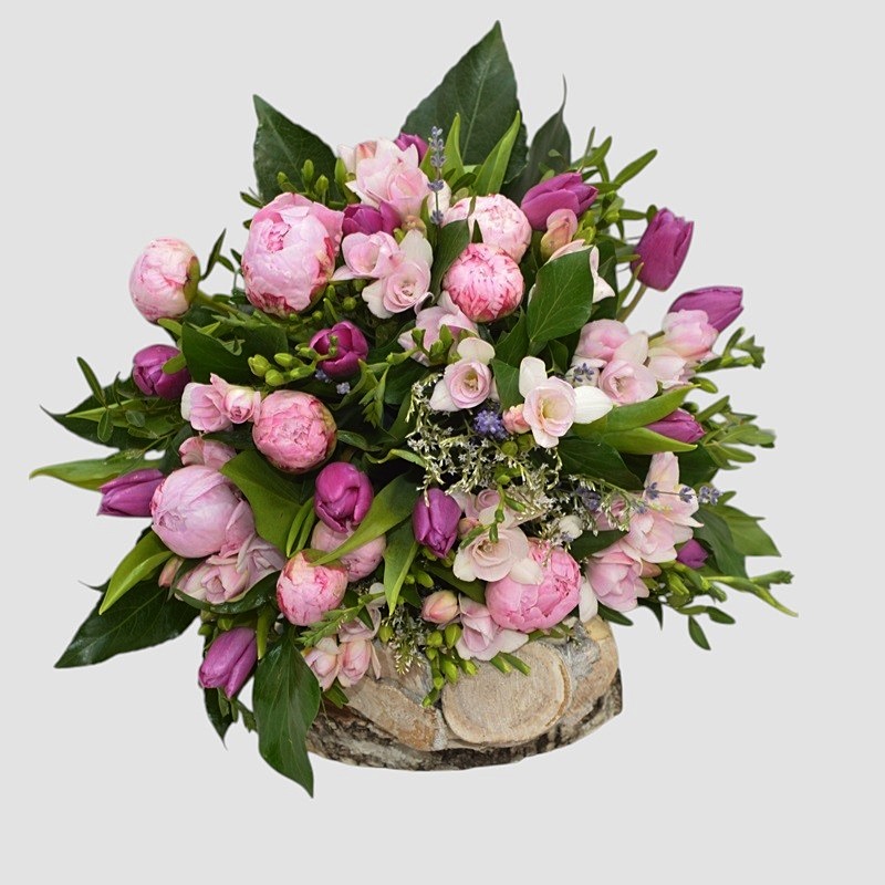 aranjament floral cu frezii si lalele