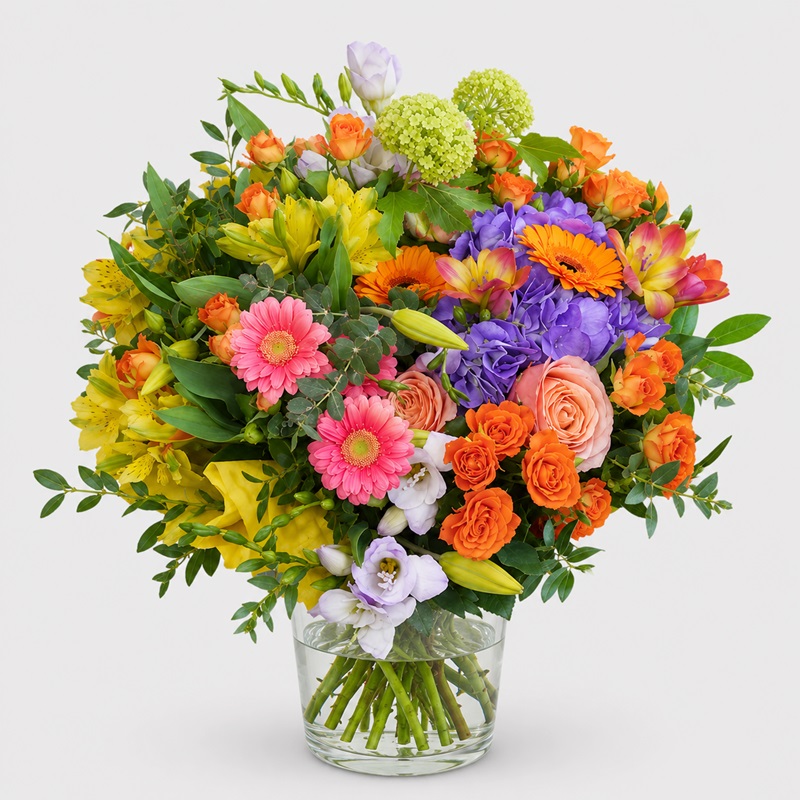 buchet cadou cu trandafiri miniroze frezii