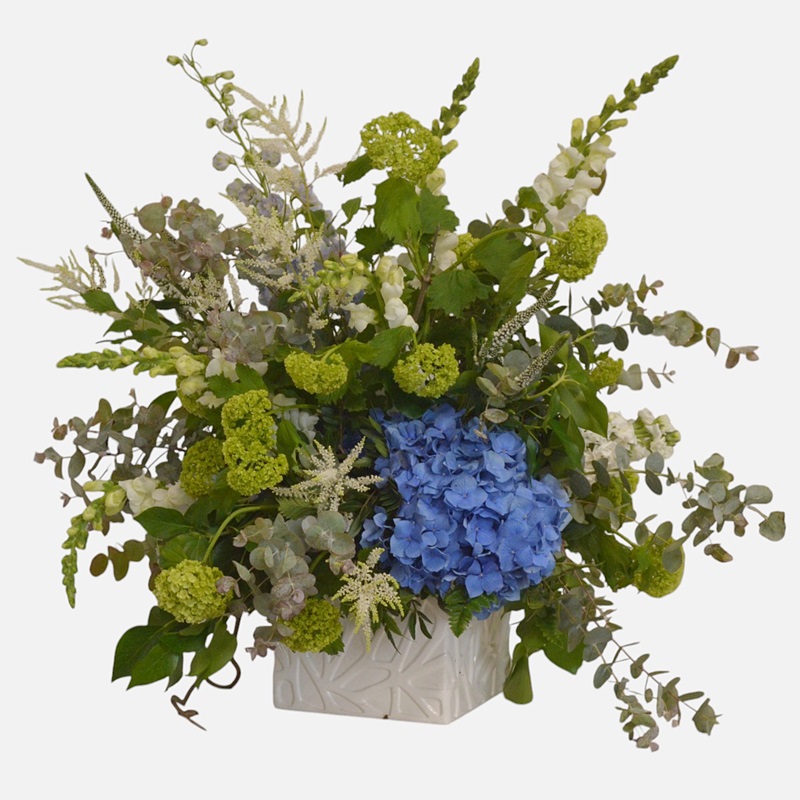Aranjament floral cu hortensie "Eleganta albastra"