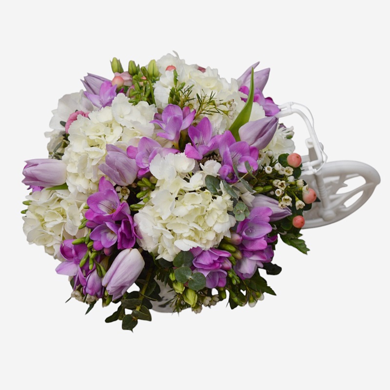 Aranjament floral cu frezii si lalele "Bicicleta cu flori" - imagine 3