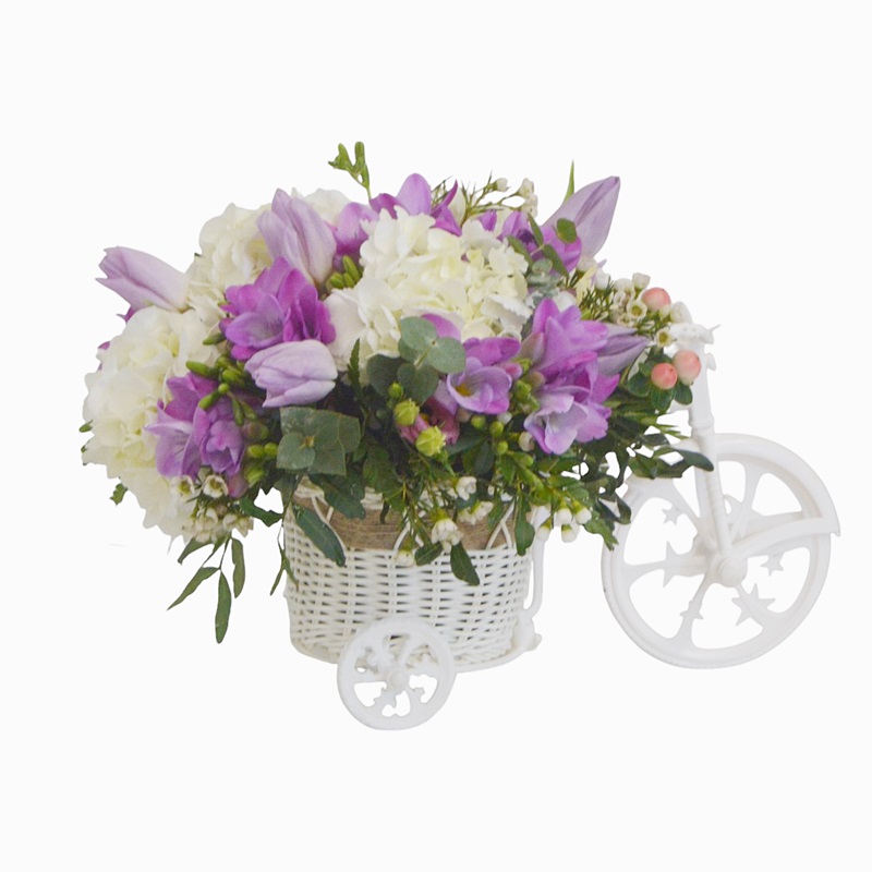 Aranjament floral cu frezii si lalele "Bicicleta cu flori"